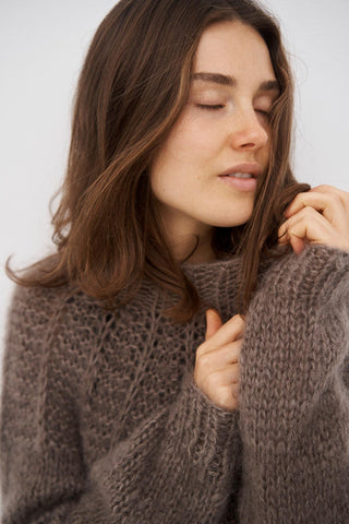 SUNIL HANDGESSTRICKTER PULLOVER